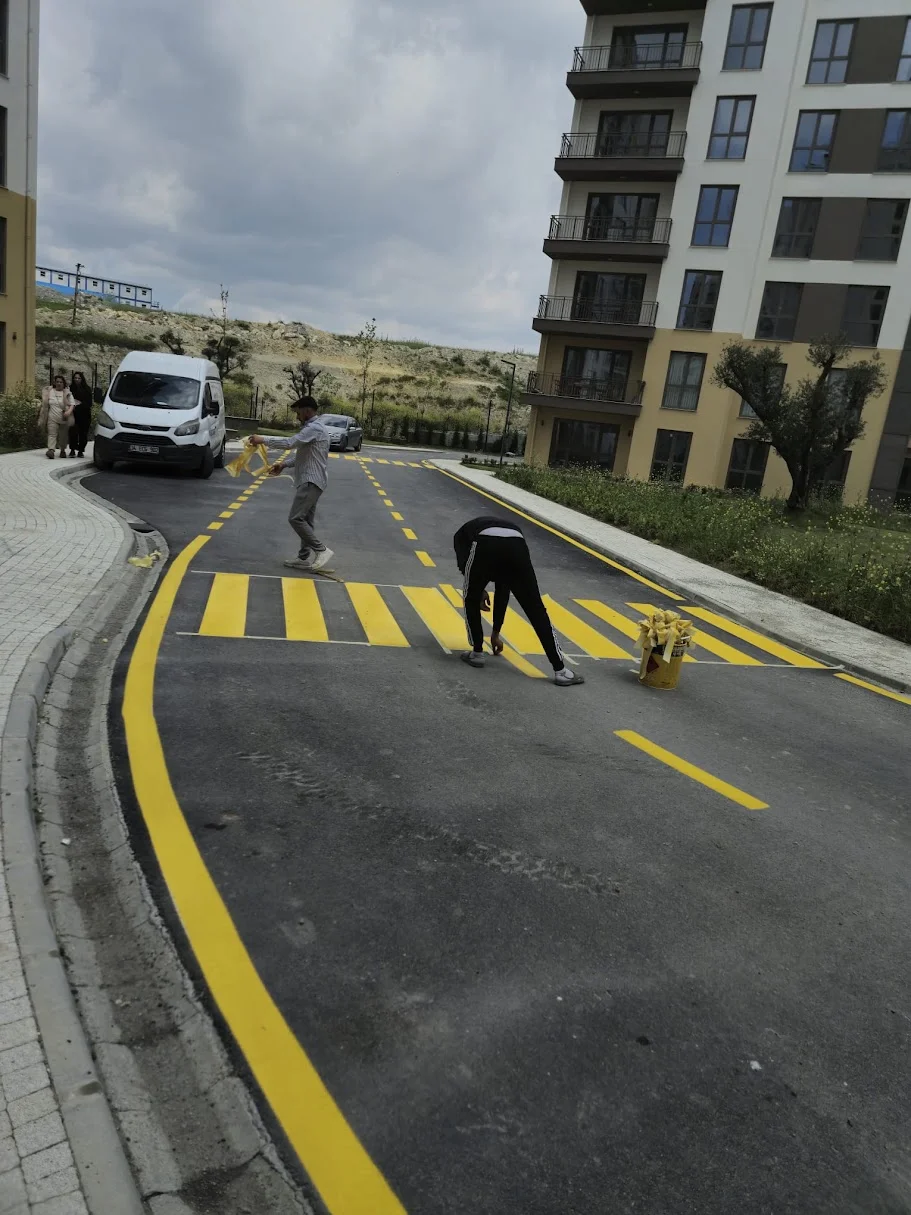 Çift komponentli sarı yaya geçidi ve yol çizgileri