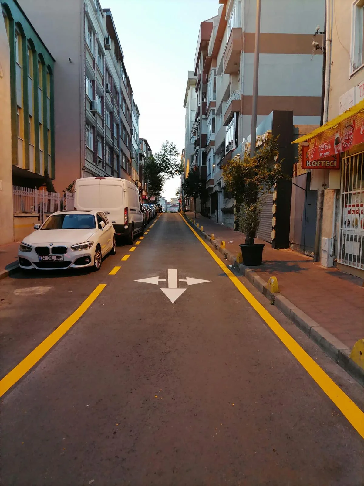 Çift komponentli şerit çizgisi ve trafik yön okları
