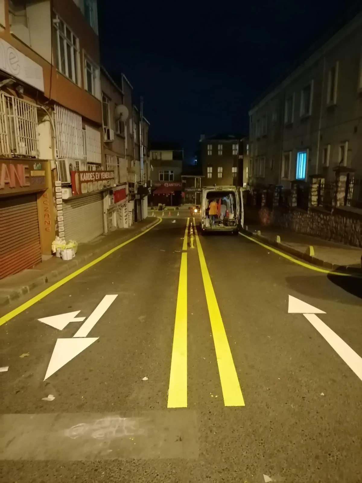 Çift komponentli yol çizgisi ve yönlendirme oku