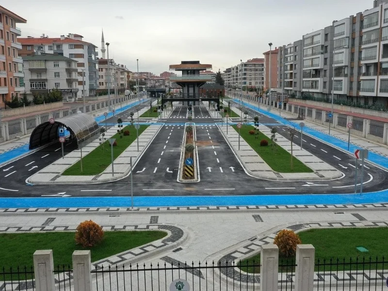 Çocuk trafik eğitim alanındaki yol şeritleri, yaya geçitleri ve mavi bisiklet yolu