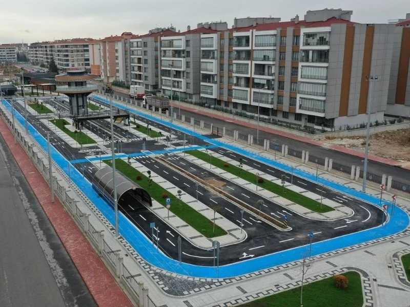 Çocuk trafik eğitim parkındaki yollar, kavşaklar, tünel ve mavi bisiklet güzergâhı