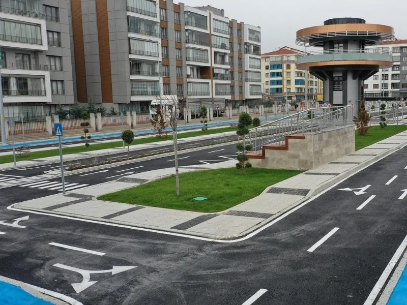 Çocuk trafik eğitim pistinde kavşak, dönüş okları ve şerit düzenleme uygulaması