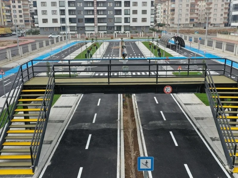Çocuk trafik eğitim pistindeki üst geçit, şerit çizgileri ve yaya geçidi işaretlemeleri