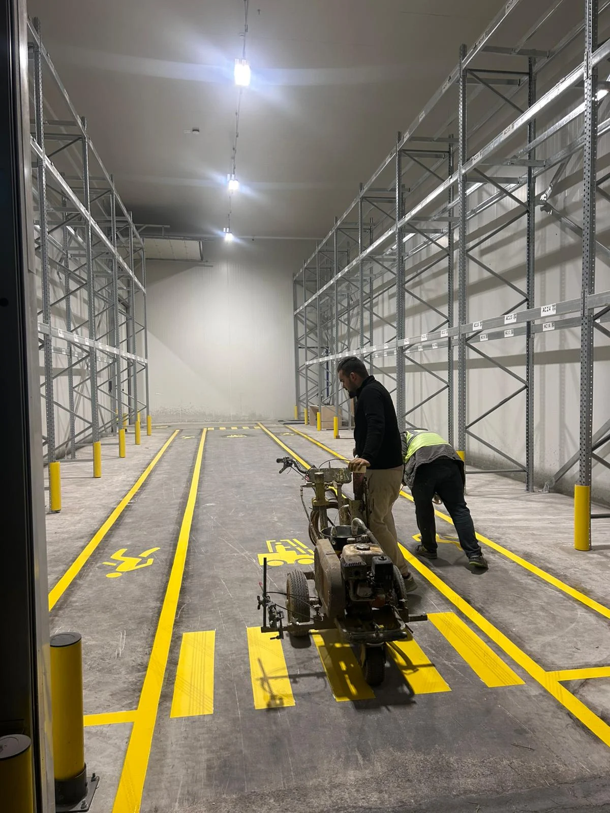 Depo koridoru forklift ve yaya şerit boyama