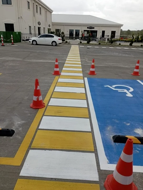 Engelli park alanı ve yaya geçidi boya uygulaması