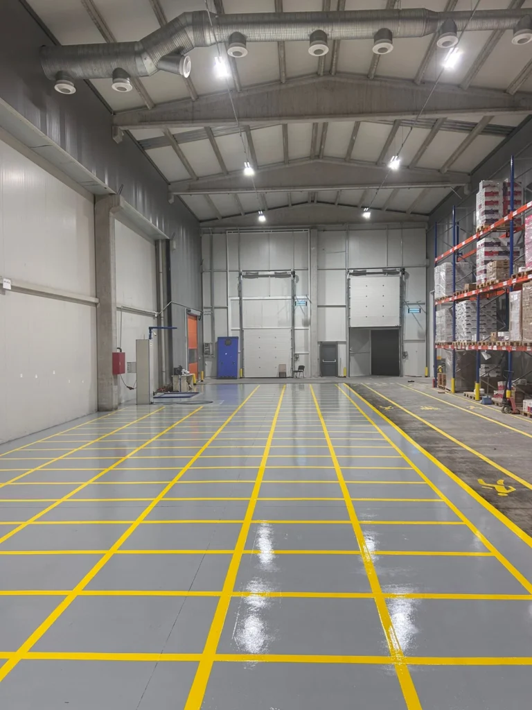 Fabrika depo zemininde sarı çizgilerle oluşturulan 5S alan bölümlendirme uygulaması
