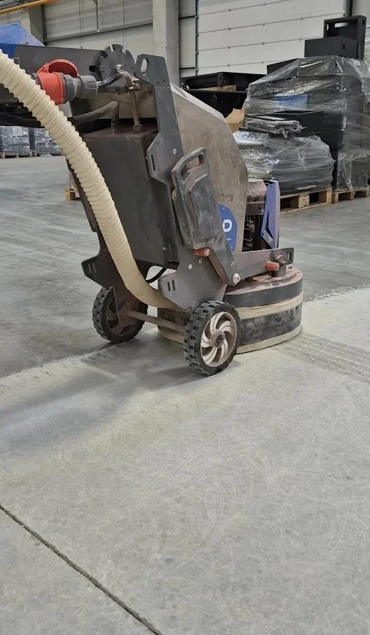 Fabrika beton zemininin profesyonel elmas uçlu silim makinesiyle hazırlanması