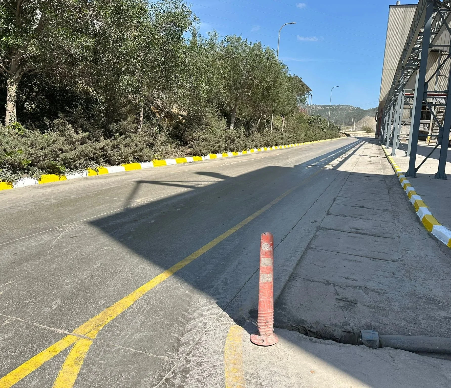 Fabrika çevresi sarı beyaz bordür tarama