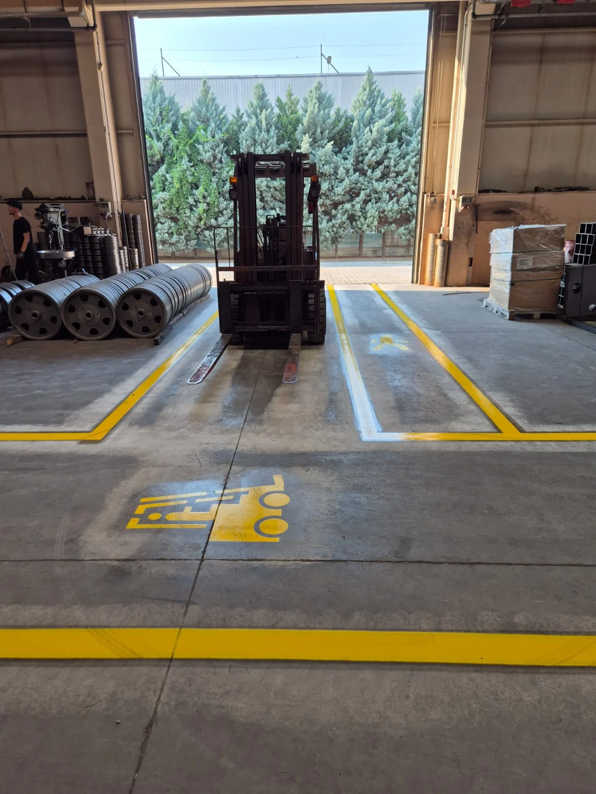 Fabrika depo sevkiyat alanı forklift ve yaya çizgileri