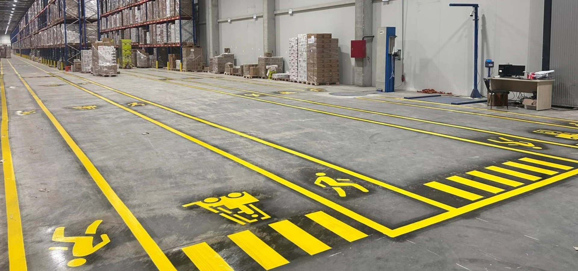 Fabrika depo yol çizgi boya uygulaması