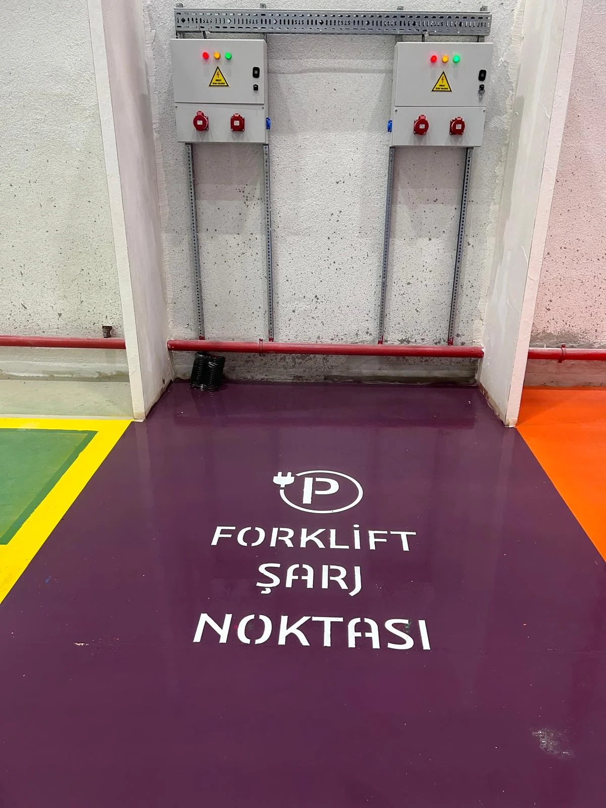 Fabrika forklift şarj noktası zemin kaplama ve işaretleme