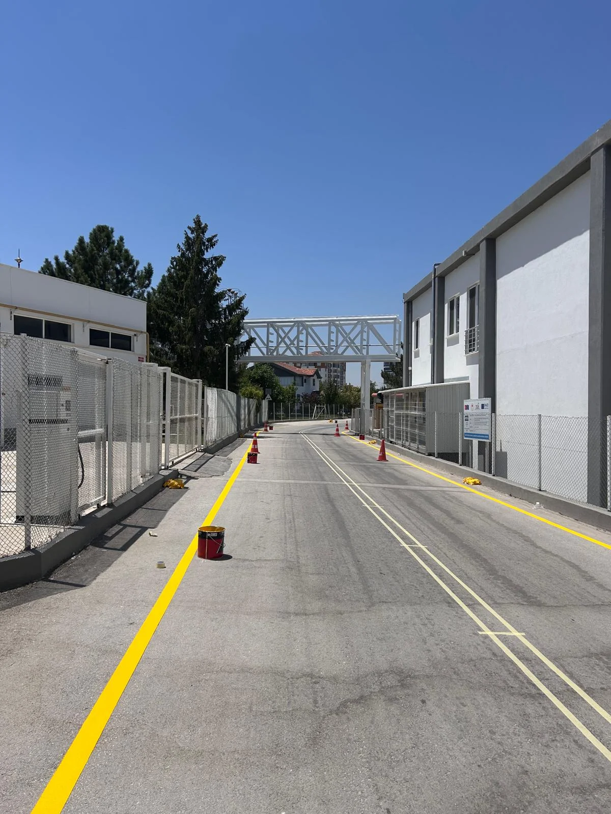 Fabrika içi çift komponentli sarı yol çizgileri