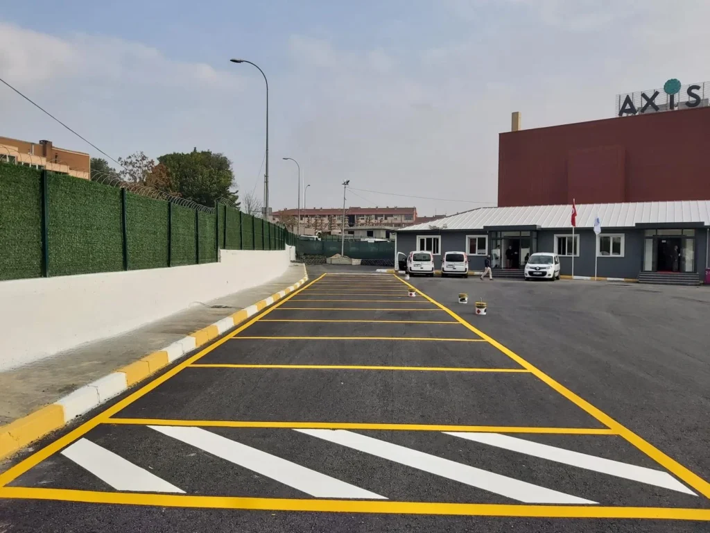 Fabrika otoparkında kaldırımlara bordür boya uygulaması ve park çizgilerinin çizilmesi