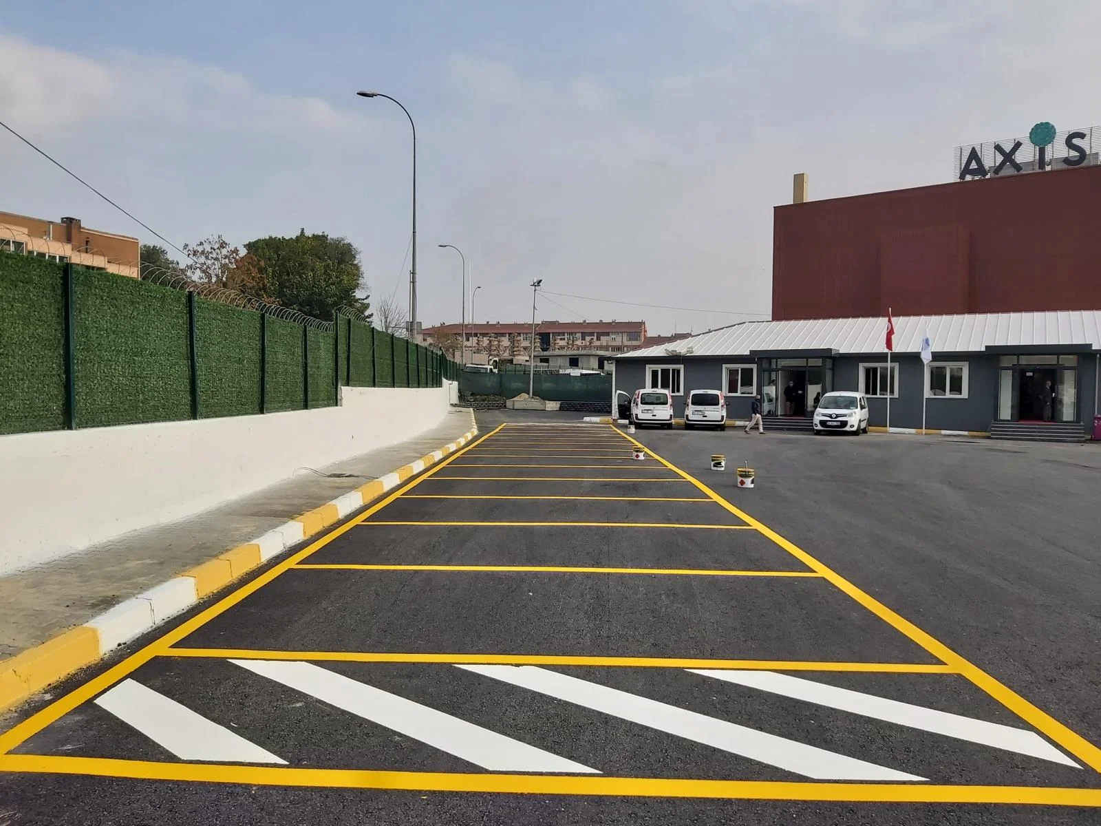Fabrika otoparkı park çizgisi ve bordür tarama