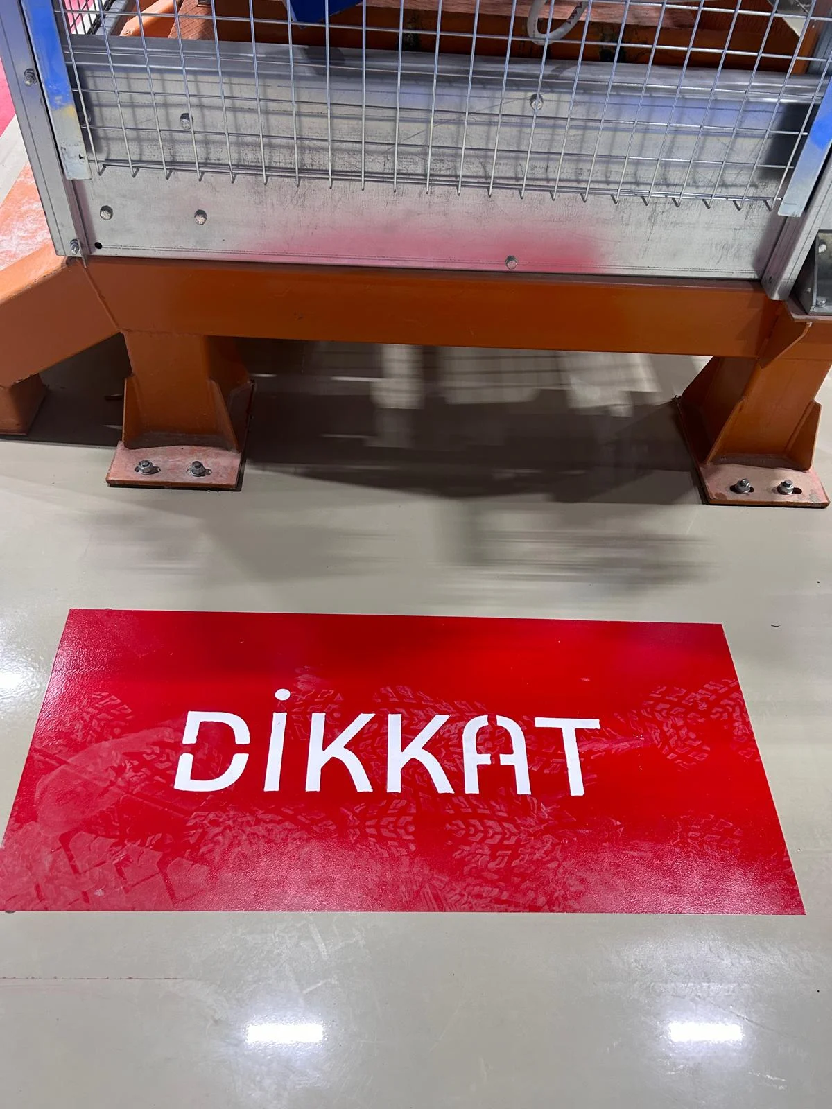 Fabrika tehlikeli alan dikkat zemin işaretleme