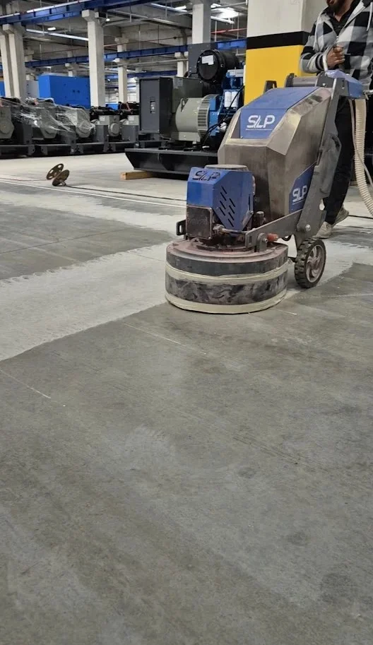 Fabrika beton zemininde profesyonel elmas uçlu silim makinesiyle yüzey hazırlama uygulaması