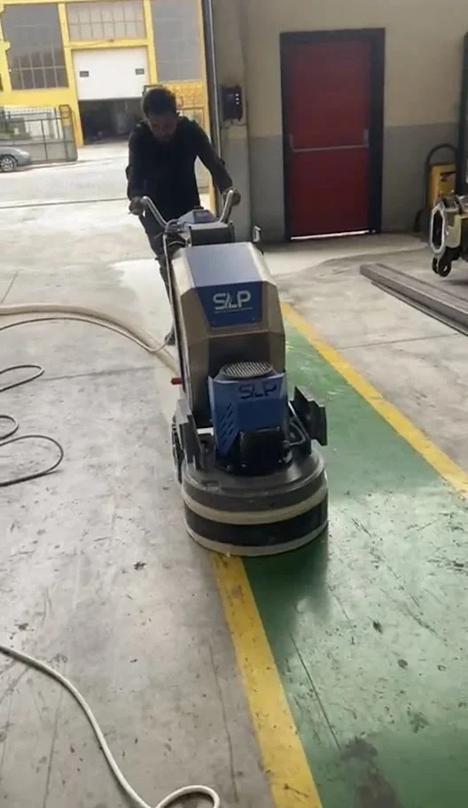 Fabrika zeminindeki eski boya ve çizgilerin profesyonel silim makinesiyle kazınması