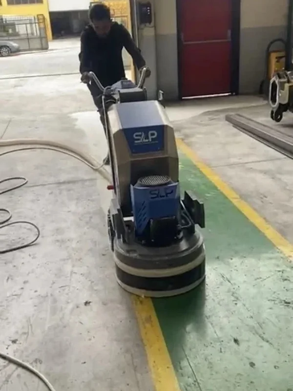 Fabrika zemini eski yeşil boya silim uygulaması