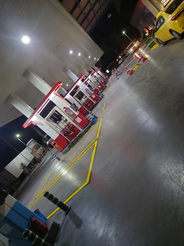 Gece benzinlik araç yönlendirme çizgileri