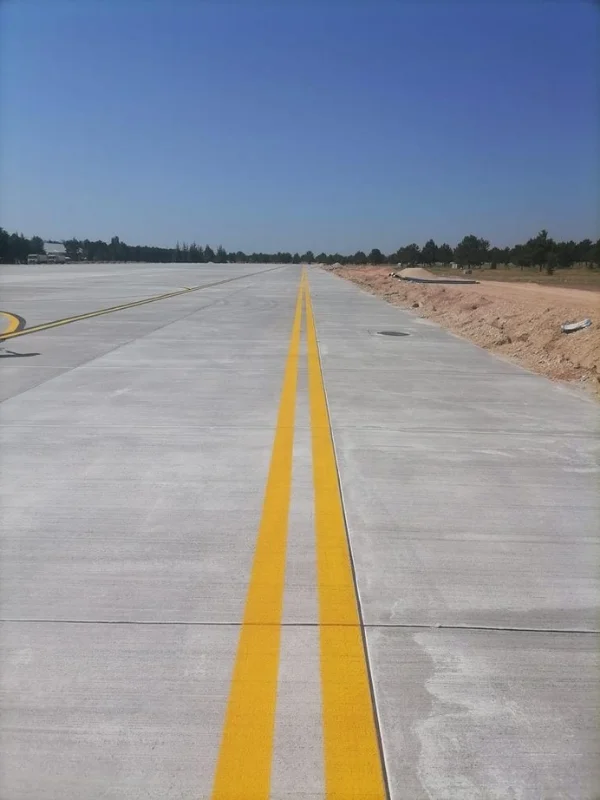 Havaalanı beton zemin taksi yolu çizgileri