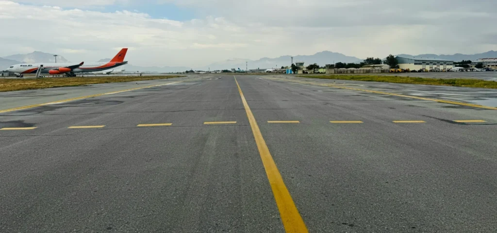 Havaalanı pist sahasında sarı merkez hattı ve taksi yolu yönlendirme çizgileri