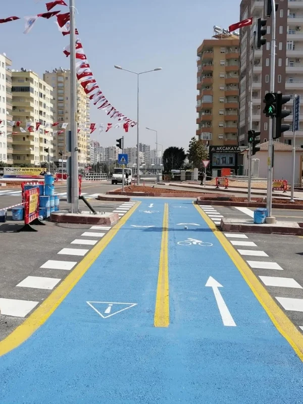 Bursa iki yönlü mavi bisiklet yolu çizgi uygulaması