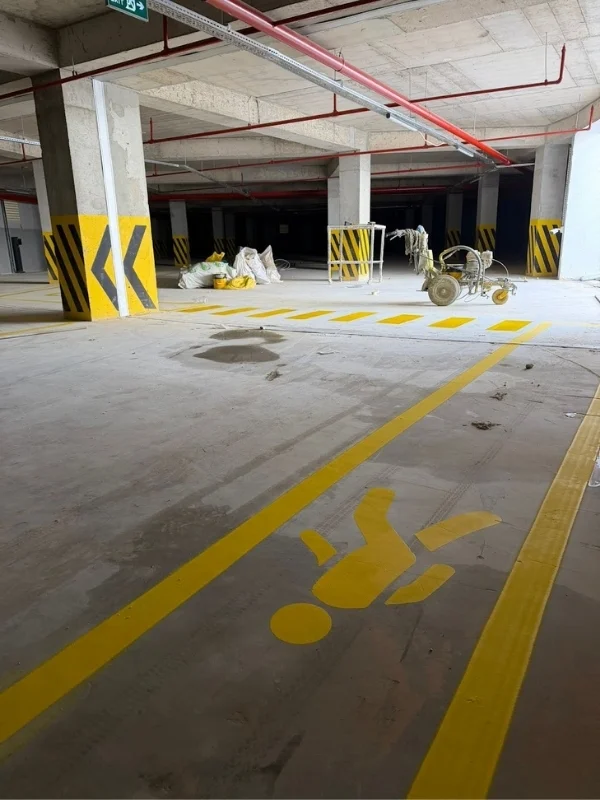 Kapalı otopark sarı yaya yolu çizgileri