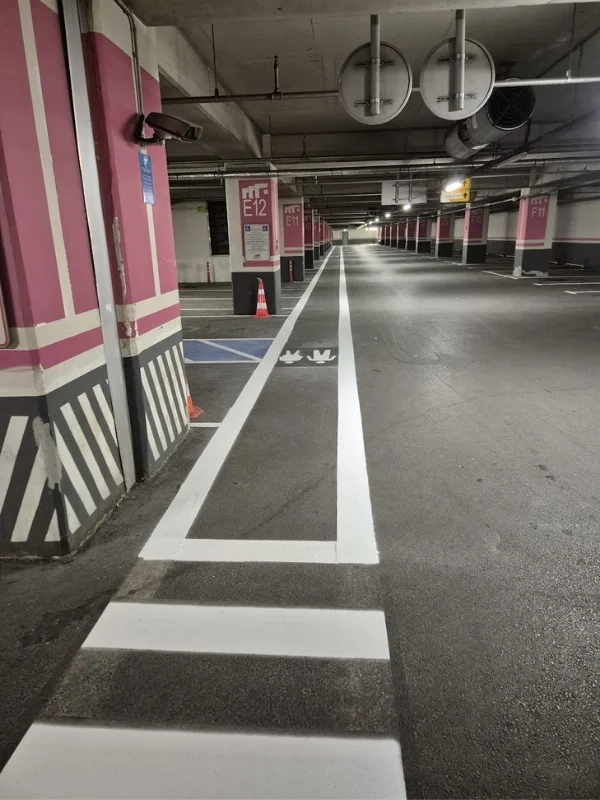 Kapalı otopark yaya yolu ve geçit çizgileri