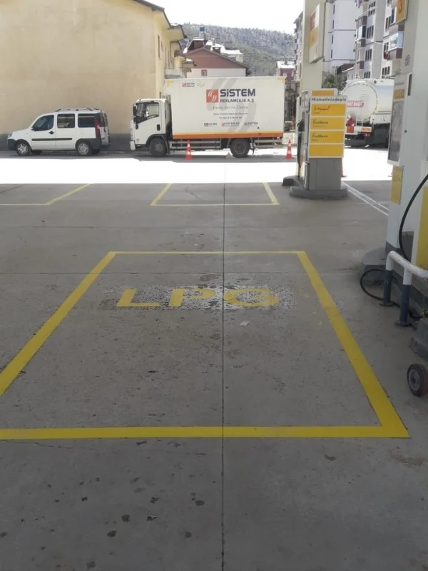Benzinlikte LPG dolum alanını çevreleyen sarı sınır çizgileri ve LPG yazısı