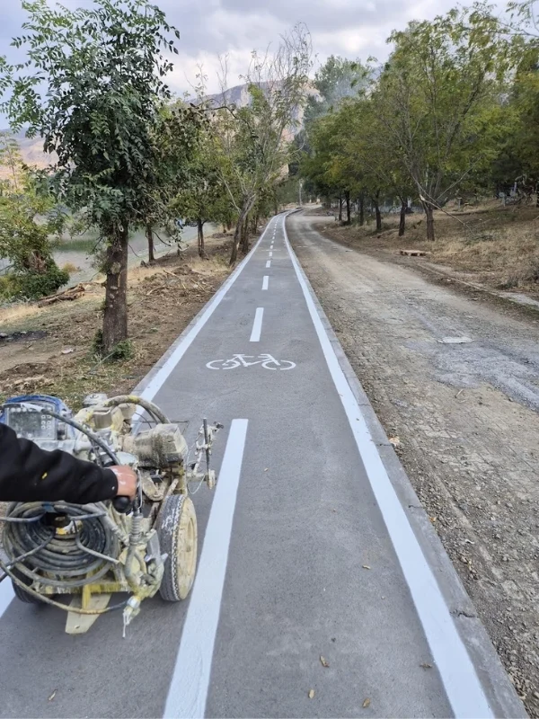 Makine ile bisiklet yolu çizgi boya uygulaması