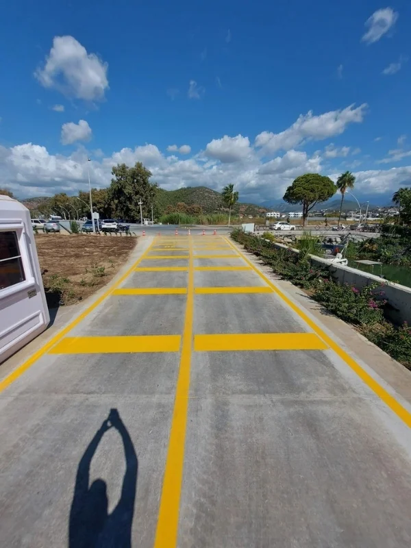 Mersin marina araç bekleme alanı bölümlendirme çizgileri