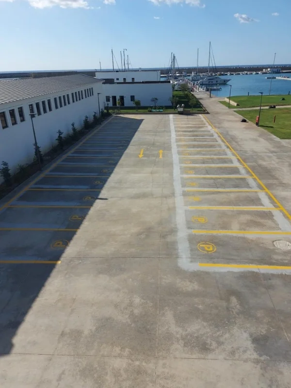 Mersin marina deniz kenarı otopark ve güvenlik çizgileri