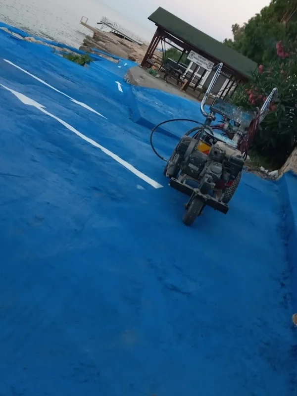 Mersin marina içi renkli güzergâh ve yönlendirme çizgileri