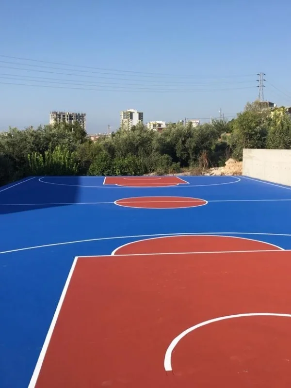 Mavi kırmızı basketbol sahası boya uygulaması