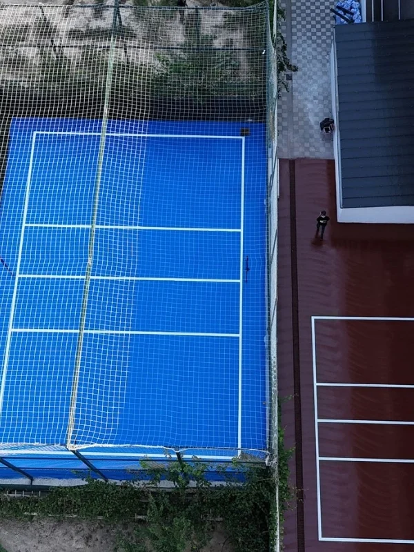Mavi spor kortu beyaz oyun çizgileri
