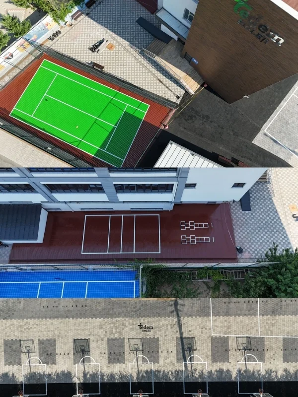 Okul bahçesinde tenis kortu, basketbol sahaları ve seksek oyun çizgileri