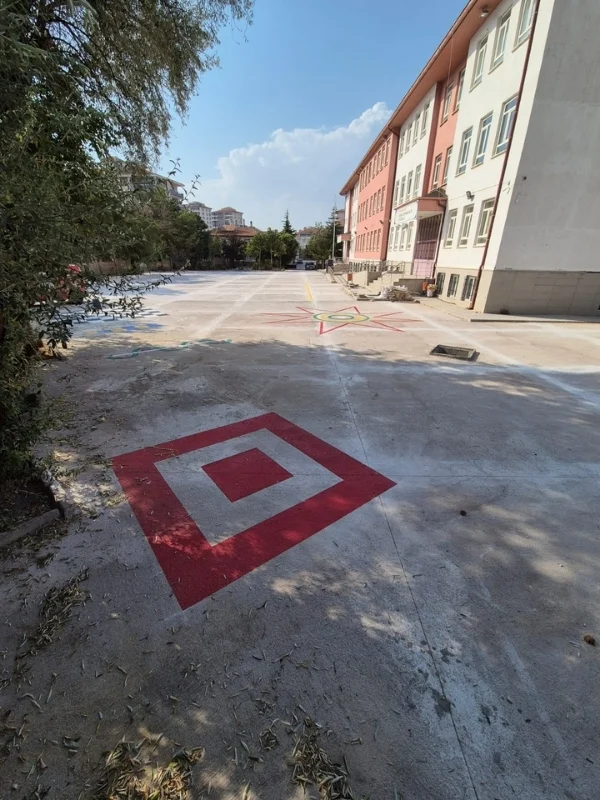 Okul bahçesi beton zeminine kırmızı ve beyaz renklerle boyanan kare hedef oyunu