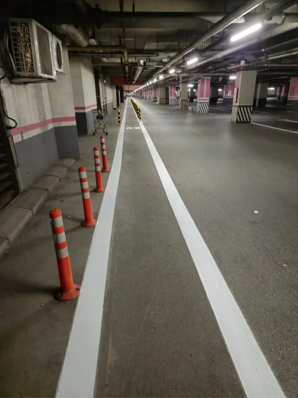 Otopark beyaz yaya koridoru çizgi uygulaması