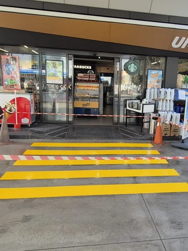 Petrol istasyonu market önü yaya geçidi