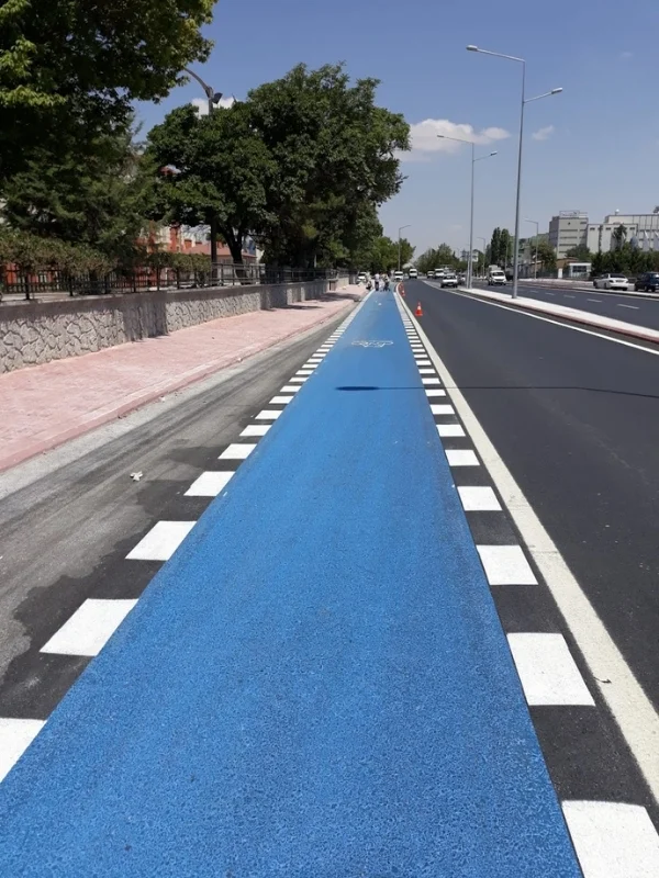 Bursa şehir içi mavi bisiklet yolu boya uygulaması