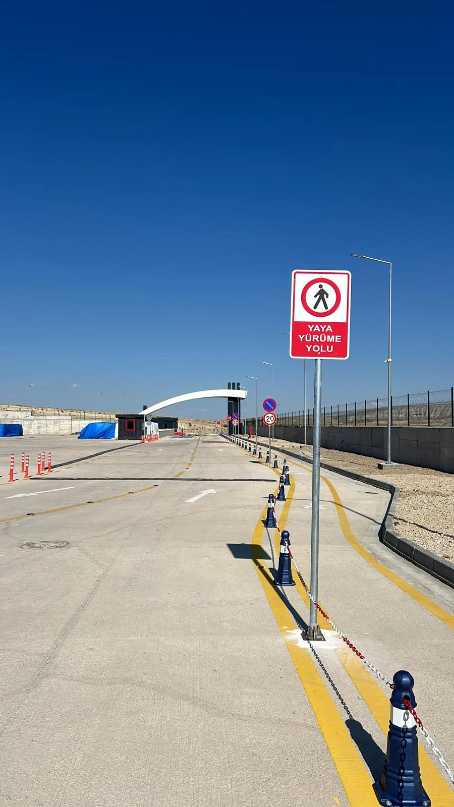 Tesis çevre yolu bariyerli yaya güzergâhı