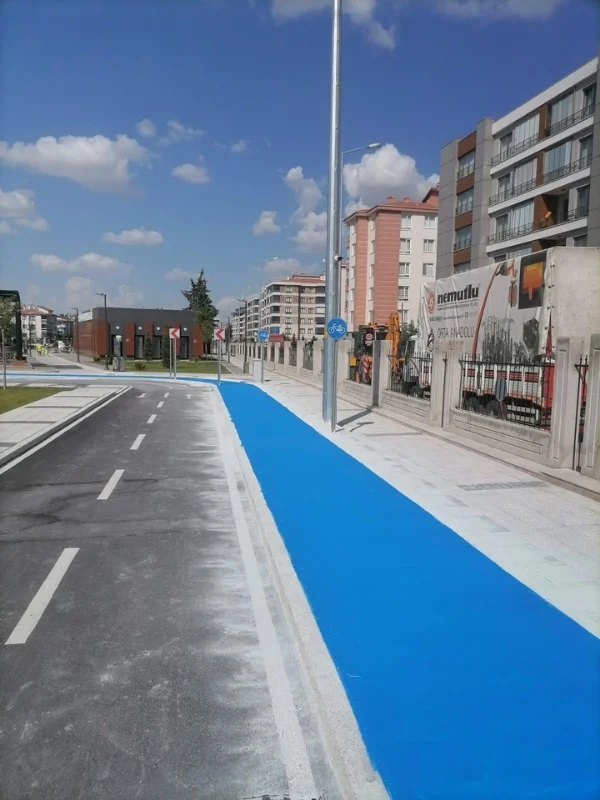 Yol kenarı mavi bisiklet şeridi boya uygulaması